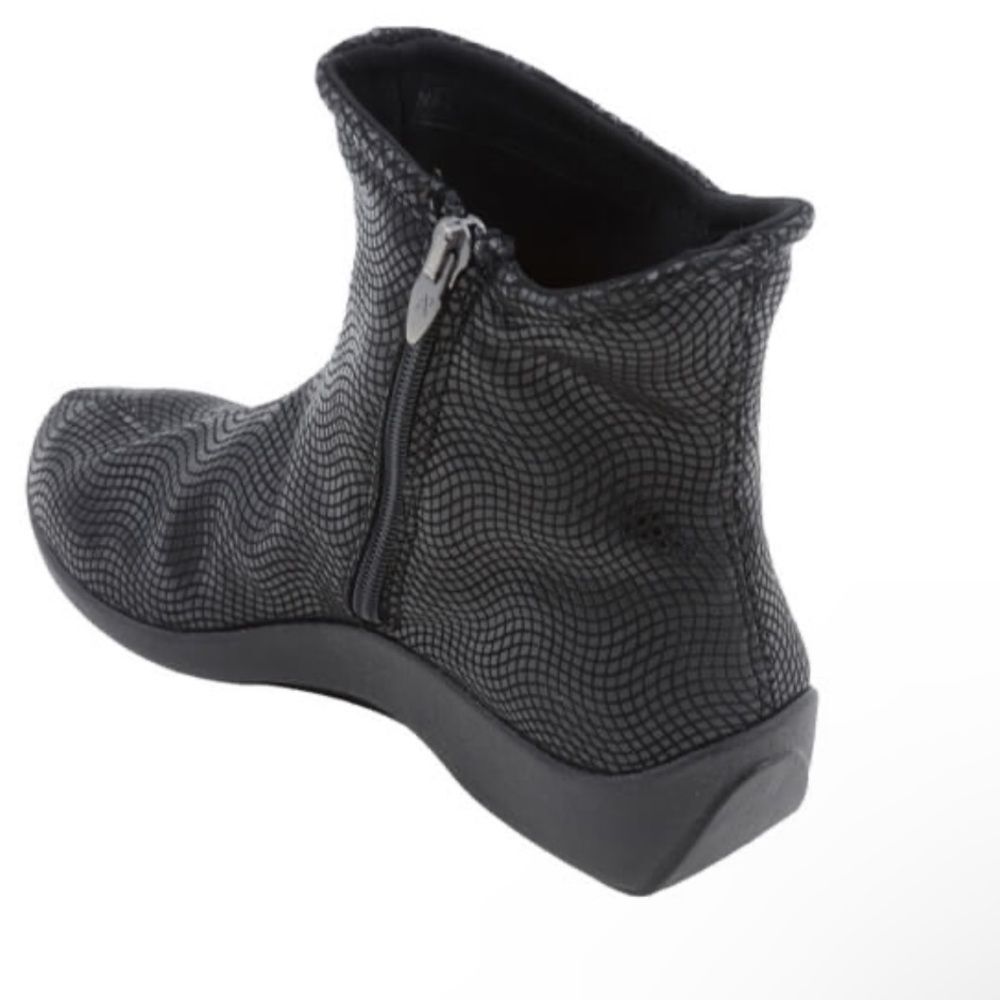 ARCOPEDICO Women’s Croc Shoes in the Size 41/9.5-10 US Size in Black Color - Picture 10 of 16